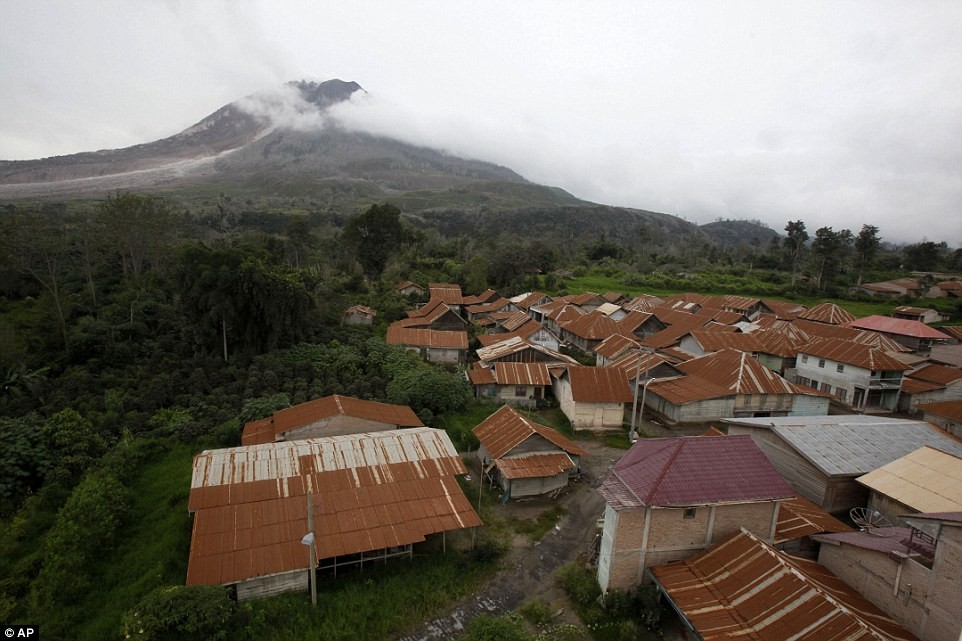 Hơn 30.000 người phải sơ tán khỏi các ngôi làng quanh núi lửa Sinaburg ở Indonesia, sau khi nó tỉnh giấc trở lại vào năm 2010. Tro bụi từ núi lửa Sinaburg bao phủ trên ngôi  làng bỏ hoang tên Sukanalu ở Bắc Sumatra, Indonesia.